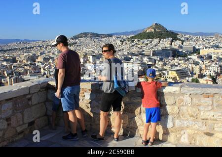 Grèce, Athènes, juin 16 2020 - les premiers touristes allemands visitent la colline de l'Acropole après l'ouverture de la Grèce pour les touristes étrangers le 15 juin. Le tourisme a Banque D'Images
