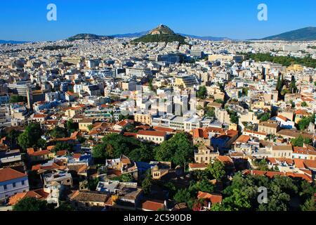 Grèce, Athènes, juin 16 2020 - Athènes vue sur la ville depuis l'Acropole avec la colline Lycabetus en arrière-plan. Banque D'Images