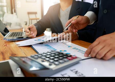L'équipe d'affaires réunions et l'examen de plan de projet. Businesspeople ensemble dans une salle de réunion. Investisseur professionnel travaillant avec la projection d'affaires Banque D'Images