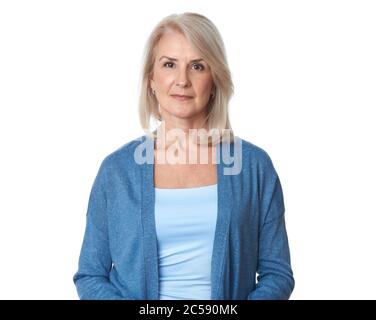 Photo studio d'une femme élégante et mûre sur fond blanc Banque D'Images