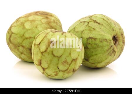 Fruits frais de cherimoya (Annona cherimola) sur fond blanc Banque D'Images