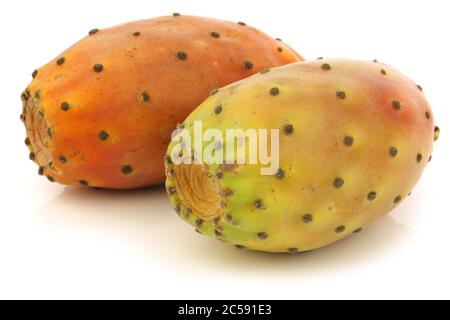 deux fruits de cactus frais et colorés sur fond blanc Banque D'Images