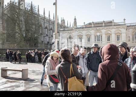 Groupe de jeunes touristes chinois vus dans un groupe à l'extérieur du célèbre Kings College. Banque D'Images