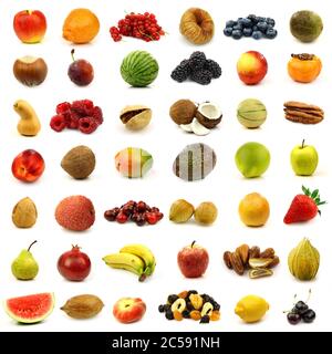 collection de fruits frais et colorés et de noix isolées sur blanc Banque D'Images