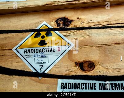 Étiquette de matière radioactive à côté de la boîte en bois de transport, boîtier standard de type A. Banque D'Images