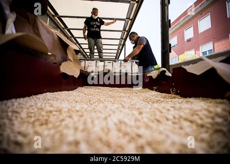 La Guardia di Finanza de Naples a saisi dans le port de Salerne une grande quantité de drogues, 14 tonnes d'amphétamines, 84 millions de comprimés avec le logo 'captagon', produit en Syrie par l'EI pour financer le terrorisme. La valeur de la drogue, trouvée par les « flammes jaunes » dans trois conteneurs, a été estimée à plus de 1 milliard d'euros. Le médicament avait été caché dans des cylindres en papier industriel et des machines construites de manière à empêcher les scanners de détecter le contenu. (Newfotosud Alessandro Garofalo) (nabolipress/Fotogramma, Naples - 2020-07-01) p.s. la foto e' utilizzabile nel rispetto del Banque D'Images