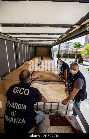 La Guardia di Finanza de Naples a saisi dans le port de Salerne une grande quantité de drogues, 14 tonnes d'amphétamines, 84 millions de comprimés avec le logo 'captagon', produit en Syrie par l'EI pour financer le terrorisme. La valeur de la drogue, trouvée par les « flammes jaunes » dans trois conteneurs, a été estimée à plus de 1 milliard d'euros. Le médicament avait été caché dans des cylindres en papier industriel et des machines construites de manière à empêcher les scanners de détecter le contenu. (Newfotosud Alessandro Garofalo) (nabolipress/Fotogramma, Naples - 2020-07-01) p.s. la foto e' utilizzabile nel rispetto del Banque D'Images