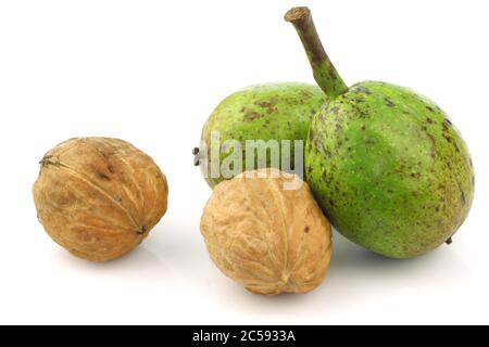 Noix fraîches (Juglans regia) sur fond blanc Banque D'Images