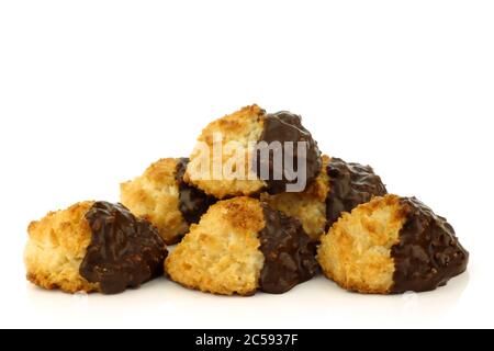 cocos fraîchement cuits et biscuits au chocolat sur fond blanc Banque D'Images