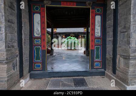 Les portes de bois sculpté cour intérieure, Zhu family house, Jianshui Ancienne Ville, Province du Yunnan, Chine Banque D'Images