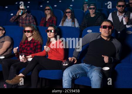 jeunes de différents sexes de dix-neuf à trente ans. Une variété d'émotions des gens dans le cinéma, lorsqu'ils regardent un film, avec la prémisse Banque D'Images