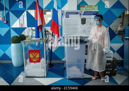 Tambov, région de Tambov, Russie. 1er juillet 2020. Membre de la commission électorale de la Cité dans un procès médical protecteur près des urnes dans un bureau de vote à Tambov (Russie). Le 1er juillet 2020 est un jour unique de vote en Russie sur les amendements à la Constitution. Crédit : Demian Stringer/ZUMA Wire/Alay Live News Banque D'Images