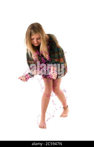 Jeune femme blonde entrée dans un fil sur fond blanc Banque D'Images