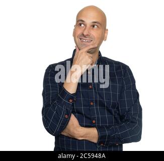 Un homme chauve plein de joie qui regarde et souriait. Beau homme d'âge moyen pensant ou rêvant de quelque chose. Isolé sur blanc Banque D'Images