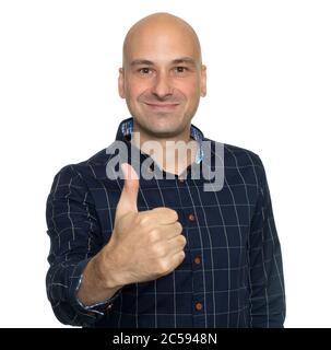 Un homme chauve heureux qui se montre bien. Isolé sur blanc Banque D'Images