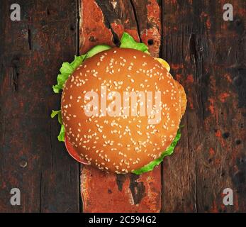 Hamburger frais avec poulet sur une table en bois d'époque. Vue de dessus Banque D'Images