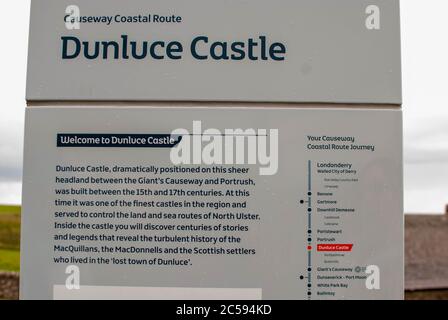 Le château de Dunluce est entouré de la mer, de rochers et de journées nuageuses avec de la pluie sur son chemin. Banque D'Images