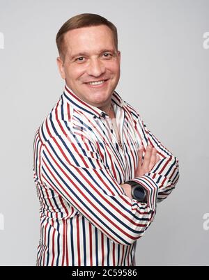 Un homme à la mode de 40 ans souriant. Isolé sur fond gris studio Banque D'Images