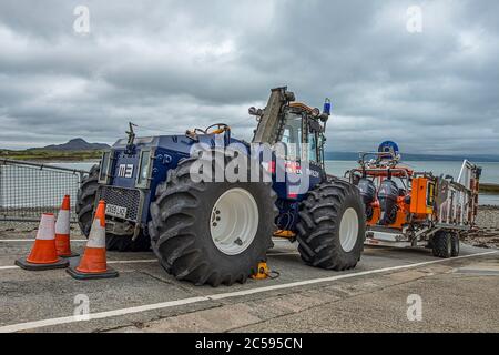 Le tracteur RNLI Talus TW58H est utilisé pour le lancement et la récupération à Criccieth, dans l'ouest du pays de Galles. Banque D'Images