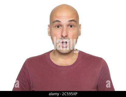 Un homme chauve d'âge moyen choqué isolé sur fond blanc Banque D'Images