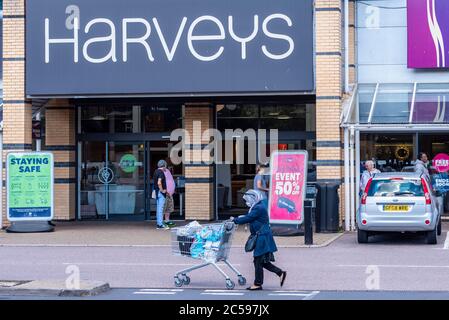 Magasin de meubles Harveys, magasin dans le parc de détail de l'aéroport de Londres Southend Airport, Essex, Royaume-Uni, pendant le confinement du coronavirus COVID-19. Acheteur masqué Banque D'Images