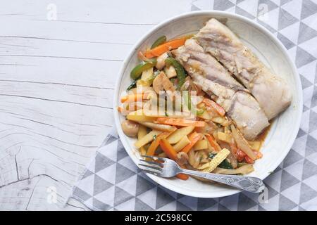 Filet de poisson grillé avec légumes barbecue. Banque D'Images