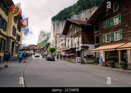 Lauterbrunnen, Berner Oberland, Suisse - juillet 29 2019 : les touristes se balader dans la charmante rue principale du pittoresque village suisse du Ju Banque D'Images