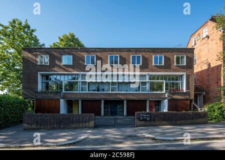 Vue axiale de l'élévation principale. Willow Road, Hampstead, Royaume-Uni. Architecte: Erno Goldfinger, 1939. Banque D'Images