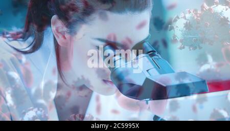 Cellules Covid-19 contre une scientifique femelle utilisant un microscope Banque D'Images