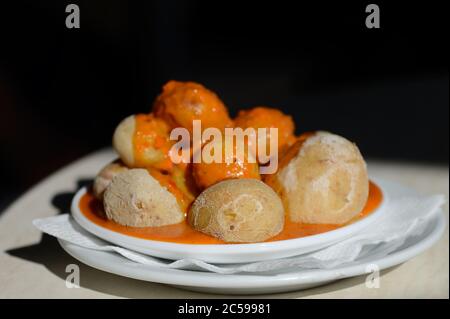 Sel de Canarie pommes de terre ridées papas arrugadas avec sauce épicée au poivre rouge Mojo rojo Banque D'Images