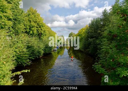 Friedrichstadt: Kayak sur Fürstenburggraben (Gracht), Frise du Nord, Schleswig-Holstein, Allemagne Banque D'Images