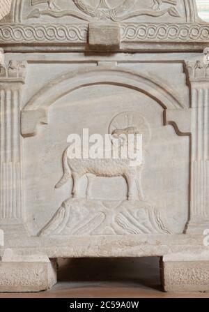 RAVENNE, ITALIE - 29 JANVIER 2020 : détail du tombeau chrétien du début dans la basilique de l'église de Sant Apolinare en classe avec l'Agneau de Dieu symbolique. Banque D'Images
