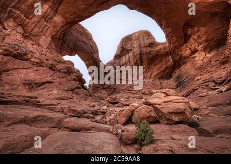 Vue magnifique sur l'immense formation de grès de Double Arch, parc national d'Arches, Moab, Utah Banque D'Images