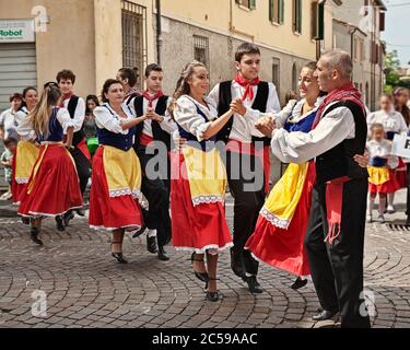 L’ensemble folklorique Gruppo Folkloristico Canterini Romagnoli interprète la danse traditionnelle pendant le Festival International du folklore de Russi, RA, Italie Banque D'Images