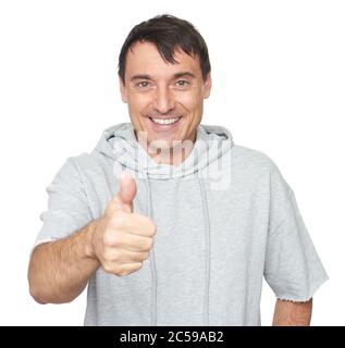 Homme d'âge moyen portant un sweat-shirt à capuche isolé sur fond blanc. Un homme charmant faisant des gestes de pouce avec la main. Banque D'Images