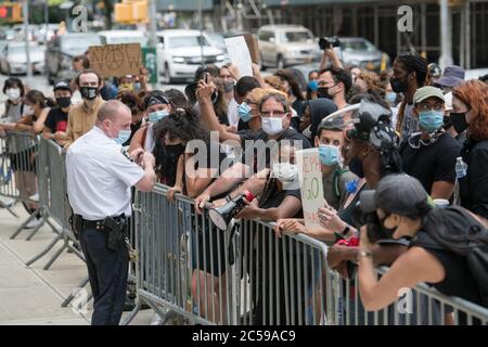 New York, NY, 30 juin 2020, les manifestants occupent l'hôtel de ville pendant la dernière journée de la proposition de budget du maire de New York. Crédit Kevin RC Wilson Banque D'Images