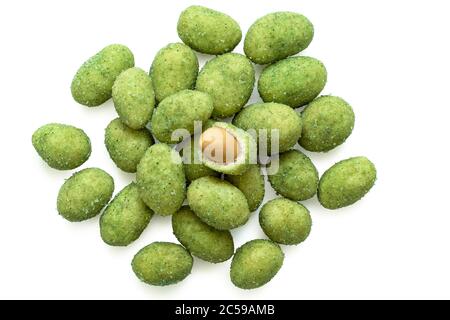 Pile d'arachides recouvertes de wasabi isolée sur blanc. Arachides et croûte visibles. Vue de dessus. Banque D'Images