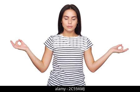 Yoga et méditation. Jolie fille essaie de rester calme. Brunette femme isolée sur fond blanc Banque D'Images