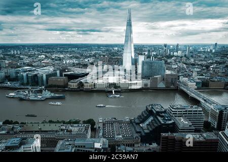 LONDRES,UK - JUILLET 28,2019 : vue aérienne spectaculaire de Londres avec le Shard et la Tamise par une journée nuageux Banque D'Images