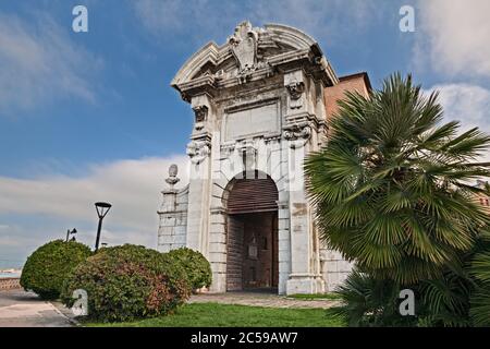 Ancona, Marche, Italie : l'ancienne porte de la ville Porta Pia en face du port de la ville Banque D'Images