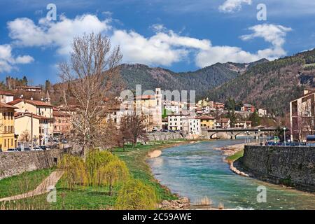 Santa Sofia, Forli Cesena, Emilia Romagna, Italie : paysage de la ville ancienne avec la rivière pittoresque et les montagnes Apennine en arrière-plan Banque D'Images