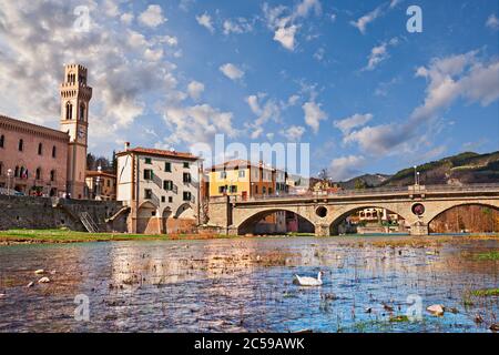 Santa Sofia, Forlì Cesena, Emilia Romagna, Italie: Vue depuis la rive du vieux village près du parc Foreste Casentinesi Banque D'Images