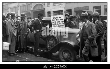 WALL STREET CRASH VINTAGE VENTE DE VOITURE FORCÉE 1920 le crash financier de Wall Street de 1929 Archive New York Wall Street USA avec cet homme d'affaires de la ville spéculateur essayant de vendre sa voiture pour $100 espèces ayant perdu tout sur le marché boursier. Wall Street Manhattan New York États-Unis Banque D'Images