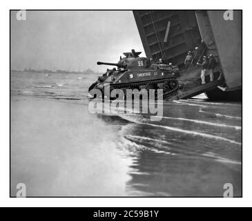 L'opération du jour J Overlord était le nom de code de la bataille de Normandie, l'opération alliée qui a lancé l'invasion réussie de l'Europe occidentale occupée par l'Allemagne pendant la Seconde Guerre mondiale L'opération a été lancée le 6 juin 1944 avec le débarquement en Normandie. Le 2ème char Sherman de la Division blindée française libre M4 A2 avec symbole Croix française libre et drapeau français nommé «Tarentaise» vient à terre d'un bateau LST américain à Utah Beach. Normandie France 2 août 1944 Banque D'Images