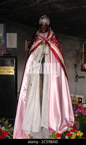 Sara e Kali, patron de Rome dont la statue est portée de l'église fortifiée des saintes Maries de la Mer jusqu'à la mer le 24 mai. Banque D'Images