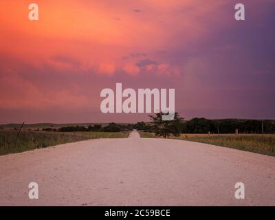 Kansas Country Dirt Road et Sunset Banque D'Images