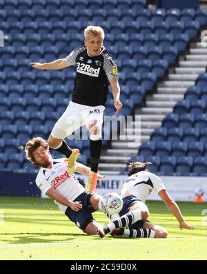 Louie Sibley (au centre), du comté de Derby, lutte pour le ballon avec Joe Rafferty (à droite) de Preston North End et Ben Pearson lors du match de championnat Sky Bet à Deepdale, Preston. Banque D'Images