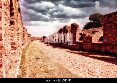 Rajasthan, Inde - 06 octobre 2012 : un paysage de montagnes vallonnées entourant abandonné maudit fort dans un endroit nommé Ajabgarh sur un chemin à tous Banque D'Images