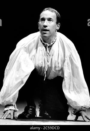 Simon Crolow (Faust) dans FAUST partie ii par Goethe au Lyric Theatre Hammersmith, Londres W6 04/1988 version anglaise par Robert David MacDonald compositeur: Nigel Osborne design: David Roger éclairage: Peter Mumford réalisateur: David Freeman Banque D'Images