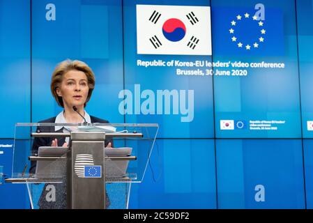 (200701) -- BRUXELLES, le 1er juillet 2020 (Xinhua) -- le président de la Commission européenne Ursula von der Leyen prend la parole lors d'une conférence de presse à la suite de la conférence vidéo des dirigeants de la République de Corée et de l'UE au siège de l'UE à Bruxelles, Belgique, le 30 juin 2020. (Union européenne/document via Xinhua) Banque D'Images